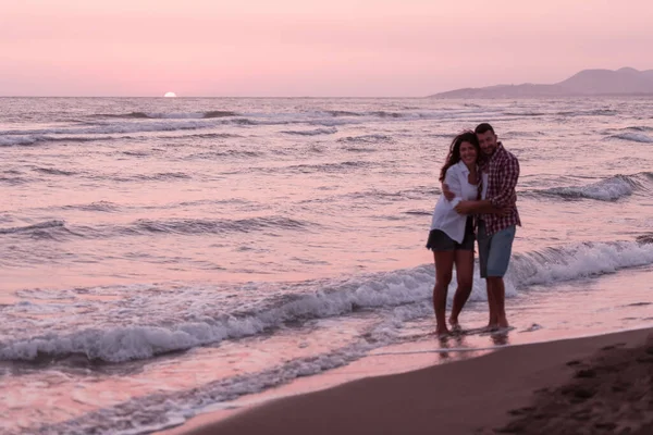 Gelukkige romantische midden leeftijd paar die genieten van de prachtige zonsondergang lopen op het strand. Reizen vakantie pensioen Lifestyle Concept — Stockfoto