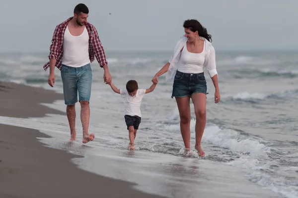 Jovem família feliz se divertir e viver um estilo de vida saudável na praia. Foco seletivo — Fotografia de Stock