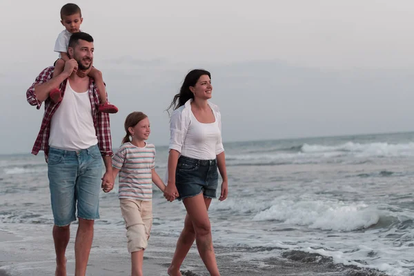 Mutlu genç aile eğleniyor ve sahilde sağlıklı bir hayat sürüyor. Seçici odak — Stok fotoğraf