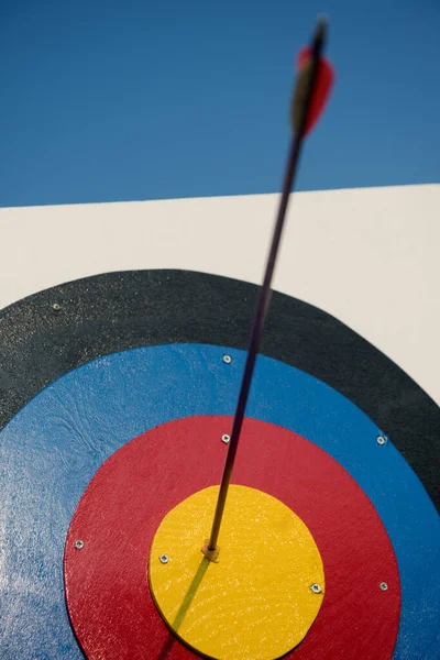 Flèche au centre de la cible pour tir à l'arc, gros plan — Photo