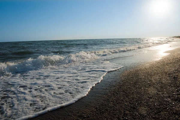 La playa, playa del Mar Báltico. Vista con arena, cielo, mar. — Foto de Stock