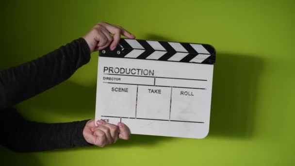 Τα ανθρώπινα χέρια κρατιούνται και χειροκροτούν με ξύλο. Έναρξη της σκηνής στην κινηματογραφική ή τηλεοπτική παραγωγή. — Αρχείο Βίντεο