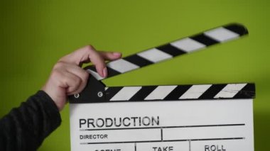 El çırpma tahtasıyla el çırp. Film veya televizyon yapımında sahne başlangıcı.