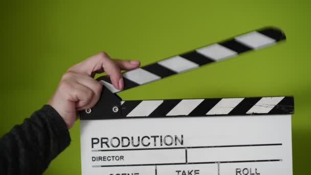 Mani umane tenere e applaudire con clapperboard. Inizio della scena nella produzione cinematografica o televisiva. — Video Stock