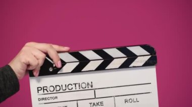 El çırpma tahtasıyla el çırp. Film veya televizyon yapımında sahne başlangıcı.
