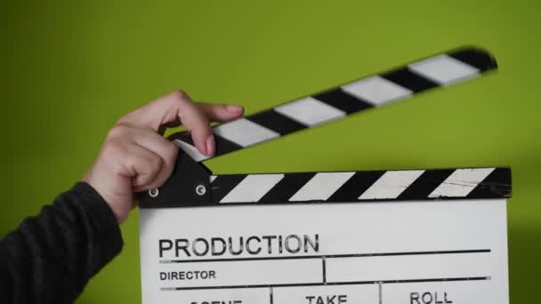 Lidské ruce se drží a tleskají dřevěnou deskou. Začátek scény ve filmové nebo televizní produkci. — Stock video