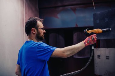 Ressam demir elementi boyar. Endüstriyel boya parçaları. Metal tasarımlar. Yüksek kaliteli fotoğraf.