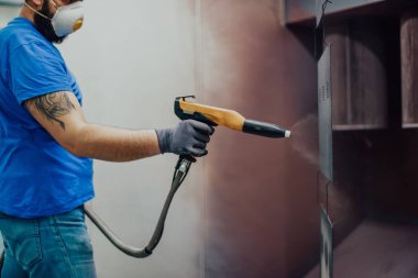 Ressam demir elementi boyar. Endüstriyel boya parçaları. Metal tasarımlar. Yüksek kaliteli fotoğraf.