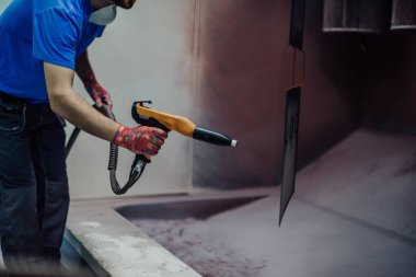 Ressam demir elementi boyar. Endüstriyel boya parçaları. Metal tasarımlar. Yüksek kaliteli fotoğraf.