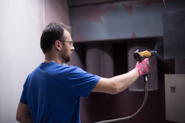 Ressam demir elementi boyar. Endüstriyel boya parçaları. Metal tasarımlar. Yüksek kaliteli fotoğraf.