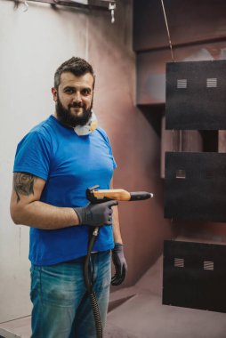 Ressam demir elementi boyar. Endüstriyel boya parçaları. Metal tasarımlar. Yüksek kaliteli fotoğraf.