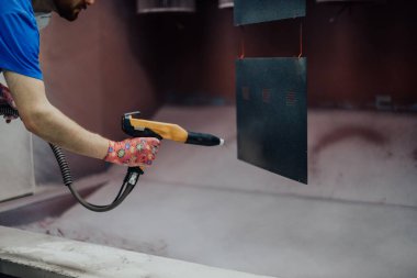 Ressam demir elementi boyar. Endüstriyel boya parçaları. Metal tasarımlar. Yüksek kaliteli fotoğraf.