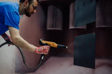 Ressam demir elementi boyar. Endüstriyel boya parçaları. Metal tasarımlar. Yüksek kaliteli fotoğraf.