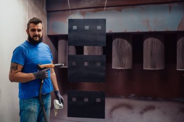 Ressam demir elementi boyar. Endüstriyel boya parçaları. Metal tasarımlar. Yüksek kaliteli fotoğraf.