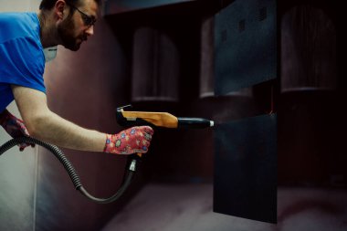 Ressam demir elementi boyar. Endüstriyel boya parçaları. Metal tasarımlar. Yüksek kaliteli fotoğraf.