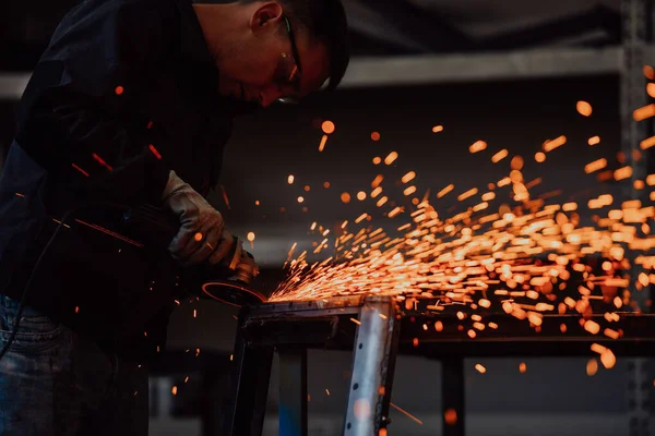 Nehézipari Mérnöki Gyár Belsőépítészet Ipari Dolgozókkal Angle Grinder Használatával Egy — Stock Fotó