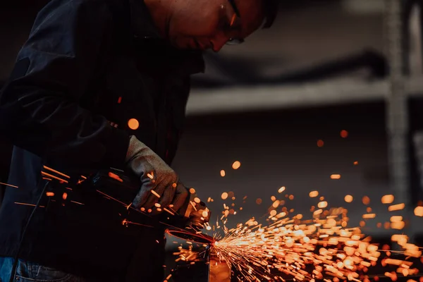 Heavy Industry Engineering Factory Interior Industrial Worker Using Angle Grinder — ストック写真