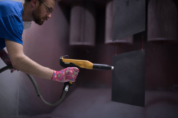 Художник рисует железный элемент. Промышленная покраска. Металлические конструкции. Качественное фото