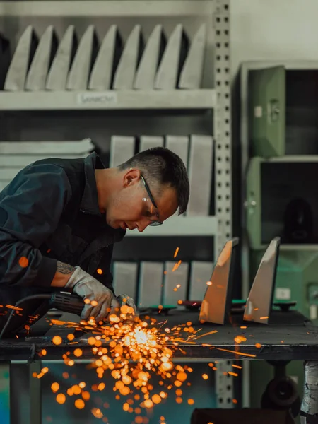 采用角磨床切割金属管的工业工人重工业工程工厂内部 承包商在安全制服和硬帽制造金属结构 高质量 — 图库照片