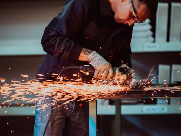 Nehézipari Mérnöki Gyár Belsőépítészet Ipari Dolgozókkal Angle Grinder Használatával Egy — Stock Fotó