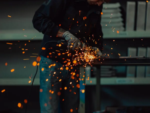 Heavy Industry Engineering Factory Interior Industrial Worker Using Angle Grinder — ストック写真