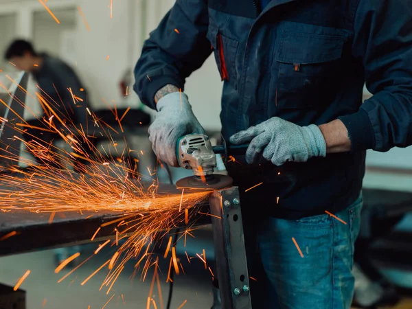 重工業エンジニアリング工場産業労働者と内部角度研削盤を使用して金属チューブを切断します 安全制服とハード帽子製造金属構造の請負業者 高品質 — ストック写真