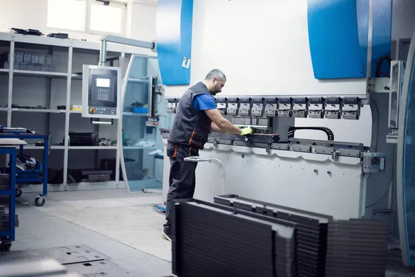 Trabalhador Engenheiro Fábrica Inteligente Fabrica Máquinas Uma Oficina Produção Conceito — Fotografia de Stock