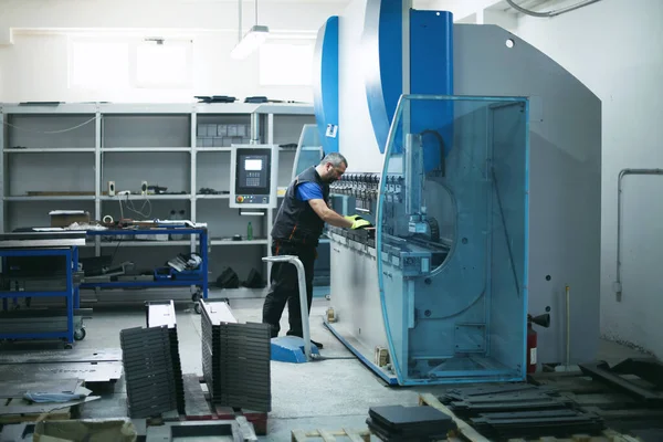 Een Slimme Fabrieksarbeider Ingenieur Maakt Machines Een Productiewerkplaats Het Concept — Stockfoto