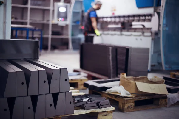 Een Slimme Fabrieksarbeider Ingenieur Maakt Machines Een Productiewerkplaats Het Concept — Stockfoto