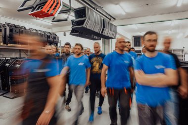 Çağdaş ağır sanayideki işçilerin görevlerini yaparken hareketlerini bulanıklaştırdı. Bulanık fotoğraf. Seçici odaklanma. Yüksek kaliteli fotoğraf.