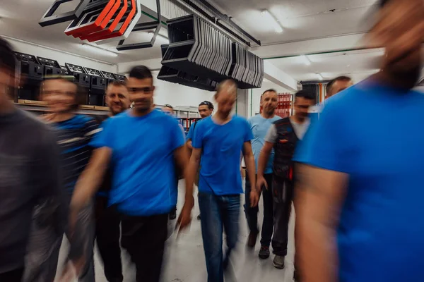 Movimento Desfocado Trabalhadores Indústria Pesada Moderna Enquanto Fazendo Trabalho Que — Fotografia de Stock