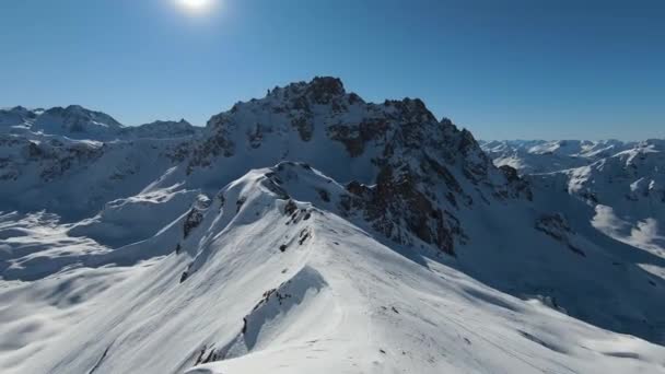 공중에서 Fpv 정상을 오르는 수있습니다 알프스산맥의 아름다운 봉우리들은 눈으로 있습니다 — 비디오