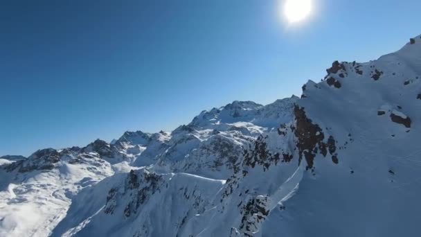 Беспилотник Воздушным Обзором Fpv Поднимает Вершину Крепления Красивые Вершины Альп — стоковое видео