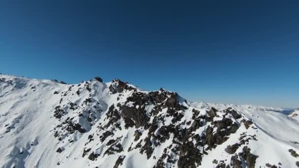 空中观看体育Fpv无人驾驶飞机升起山顶 阿尔卑斯山的美丽山峰被白雪覆盖着 高质量的4K镜头 — 图库视频影像