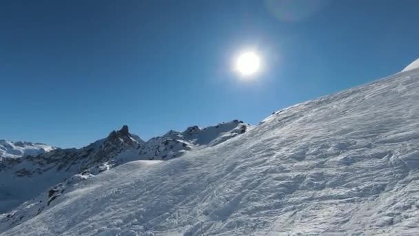 Luftbild Sport Fpv Drohne Die Die Spitze Des Berges Anhebt — Stockvideo