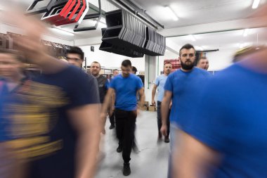 Çağdaş ağır sanayideki işçilerin görevlerini yaparken hareketlerini bulanıklaştırdı. Bulanık fotoğraf. Seçici odaklanma. Yüksek kaliteli fotoğraf.