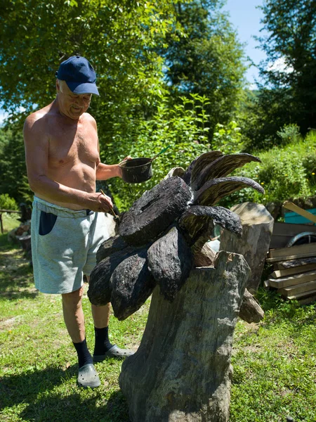 Vieil Homme Âgé Avec Visage Expressif Positif Peinture Soigneusement Sculpture — Photo