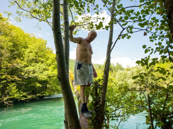 Portrét Zdravého Šťastného Úsměvu Seniorský Starší Běloch Děda Parku Venku — Stock fotografie