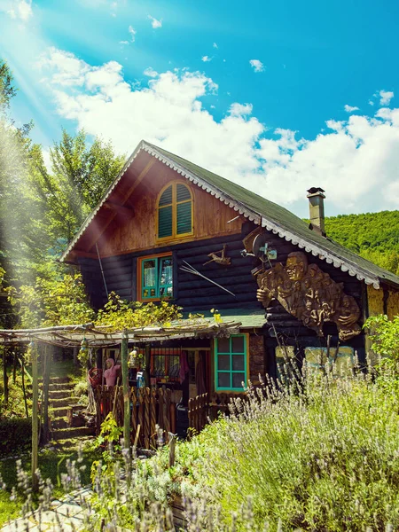Ξύλινο Εξοχικό Σπίτι Παραδοσιακό Φυσικό Στο Δάσος Κήπο Και Πολύχρωμα — Φωτογραφία Αρχείου