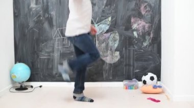 Popüler dans eden komik çocuk eğlenceli ve olumlu duygular besliyor. Gülen bir erkek çocuk dans edip rahatlatıyor. Yüksek kalite 4k görüntü