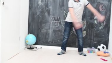Popüler dans eden komik çocuk eğlenceli ve olumlu duygular besliyor. Gülen bir erkek çocuk dans edip rahatlatıyor. Yüksek kalite 4k görüntü