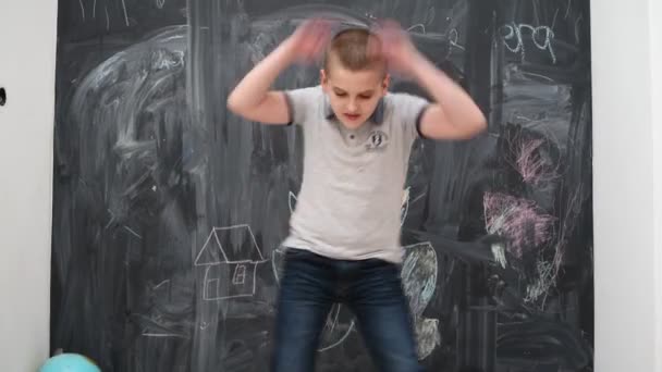 Vicces Fiú Táncol Népszerű Tánc Szórakozás Pozitív Érzelmek Egy Nevető — Stock videók