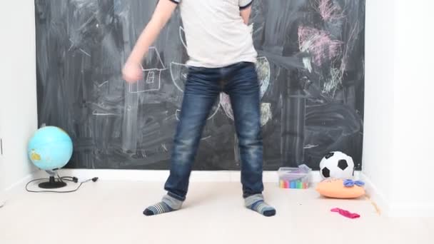 Zabawny Chłopak Tańczący Taniec Popularny Mający Zabawę Pozytywne Emocje Śmiejący — Wideo stockowe