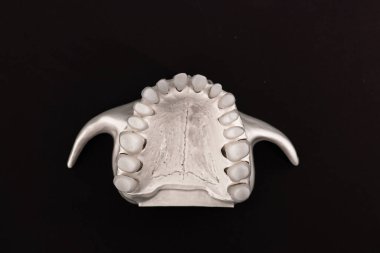 Diş anatomisi modeli siyah arka planda izole edilmiş insan çenesi. Sağlıklı dişler, diş bakımı ve ortodontik tıbbi konsept. Merhaba kaliteli fotoğraf.