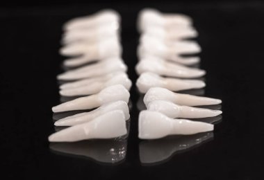 Siyah arka planda protez dişler Ağız hijyeni diş sağlığı konsepti Ağız bakımı diş restorasyonu üst görünümü. Merhaba kaliteli fotokopi alanı fotoğrafı.