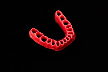 Diş eti olmayan insan diş etleri siyah arka planda izole edilmiş tıbbi implant. Sağlıklı dişler, diş bakımı ve ortodontik konsept. Merhaba kaliteli kopyalama alanı.