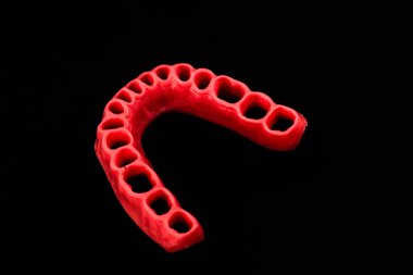 Diş eti olmayan insan diş etleri siyah arka planda izole edilmiş tıbbi implant. Sağlıklı dişler, diş bakımı ve ortodontik konsept. Merhaba kaliteli kopyalama alanı.