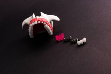 Diş implantı ve taç yerleştirme işleminin parçaları siyah arka planda izole edilmiş. Tıbben doğru 3D model. Merhaba kaliteli fotokopi alanı fotoğrafı. 