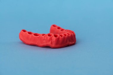 Diş etsiz insan diş etleri, mavi arka planda izole edilmiş tıbbi implant. Sağlıklı dişler, diş bakımı ve ortodontik konsept. Merhaba kaliteli kopyalama alanı.