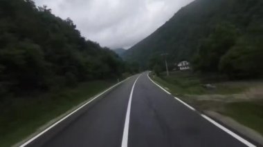 Hızlı FPV insansız hava aracı alçak ışıkta kırsal virajlı yolda uçuyor. Issız bir köy otoyolu. Hava görüntüsü. Yüksek kalite 4k görüntü